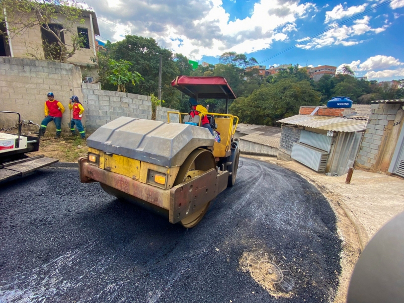Prefeito Kauan Berto celebra entrega do asfalto na Vila Vitória em Cajamar 