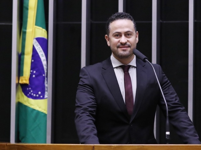 ‘Chantagem pura’, diz líder petista sobre candidatura de Flavio