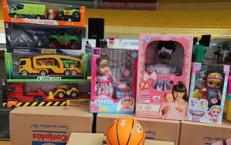 Beto Piteri entrega brinquedos nas escolas e celebra espírito de Natal com crianças de Barueri