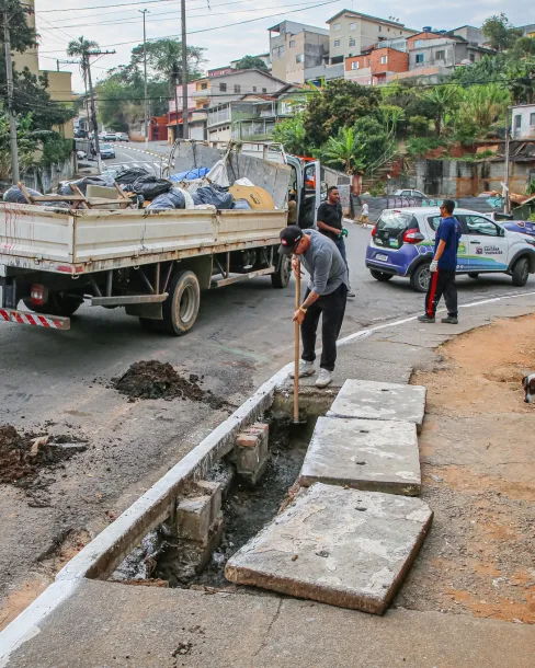 Operação Bairro Limpo reforça serviços de manutenção no Jardim São Luís, em Santana de Parnaíba