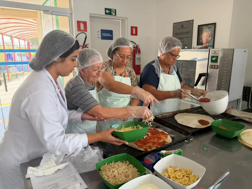 “Doce Idade” promove oficina de pizzas no Centro Dia do Idoso