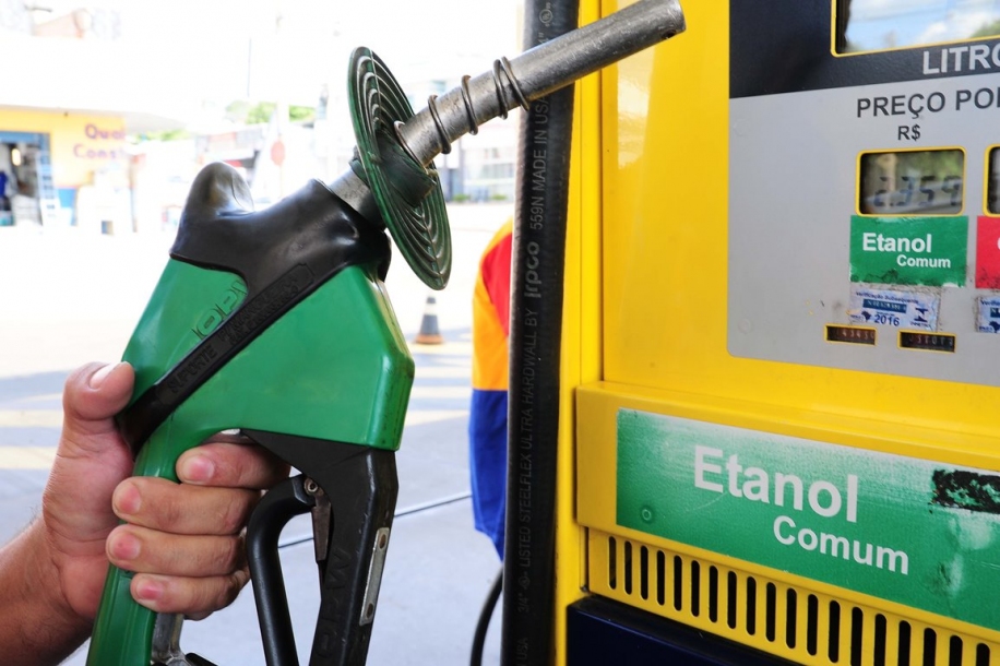Bolsonaro libera venda direta de etanol das usinas para os postos