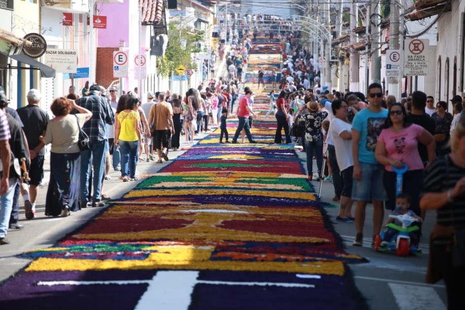 Tradição do tapete decorado em Parnaíba completa 55 anos