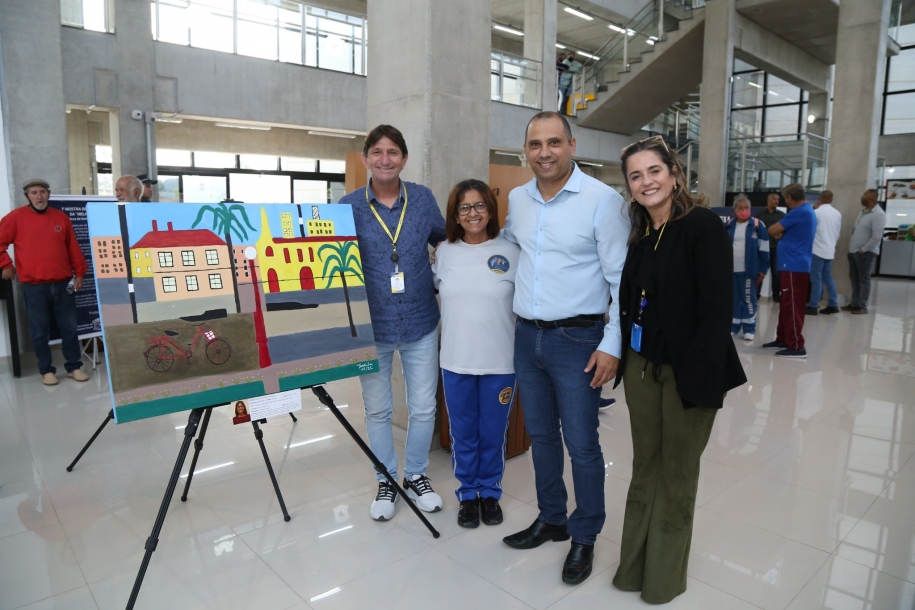 Marcos Tonho prestigia 1º mostra de arte em tela da melhor idade