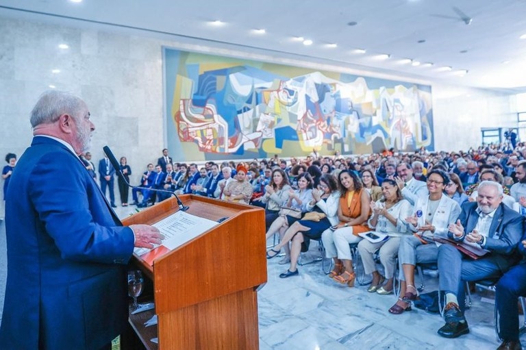 Lula anuncia R$ 2,4 bi para recompor orçamento de universidades e institutos federais
