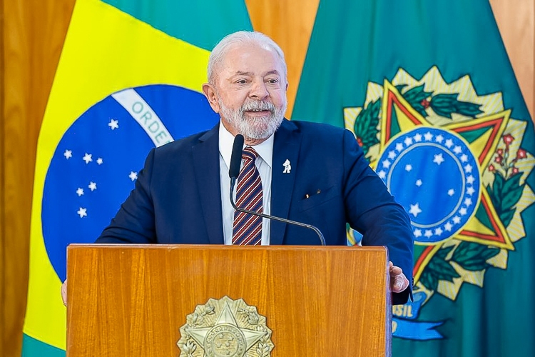 Desemprego cai para 8,3% no trimestre até maio, mesmo nível de 2015, diz IBGE