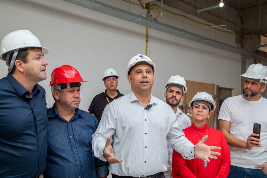 Marcos Tonho e Elvis Cezar vistoriam as obras do novo Hospital de Parnaíba