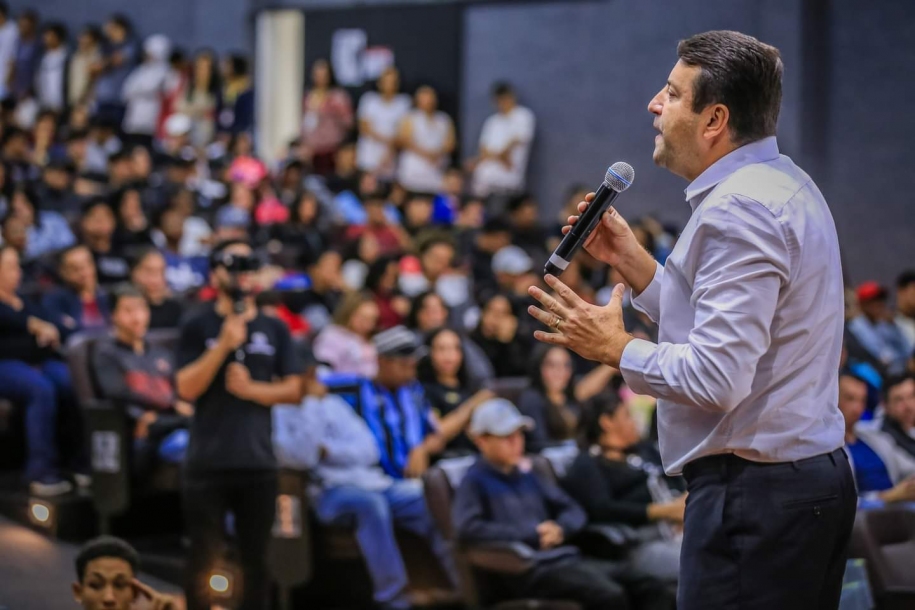 Elvis Cezar faz palestra para 1,2 mil estudantes do Ensino Médio 