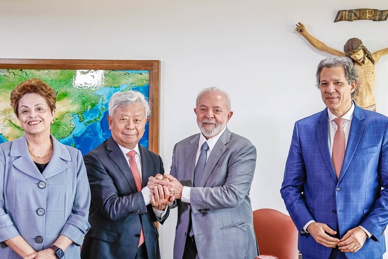 Lula discute projetos do PAC e transição energética com presidente do Banco Asiático
