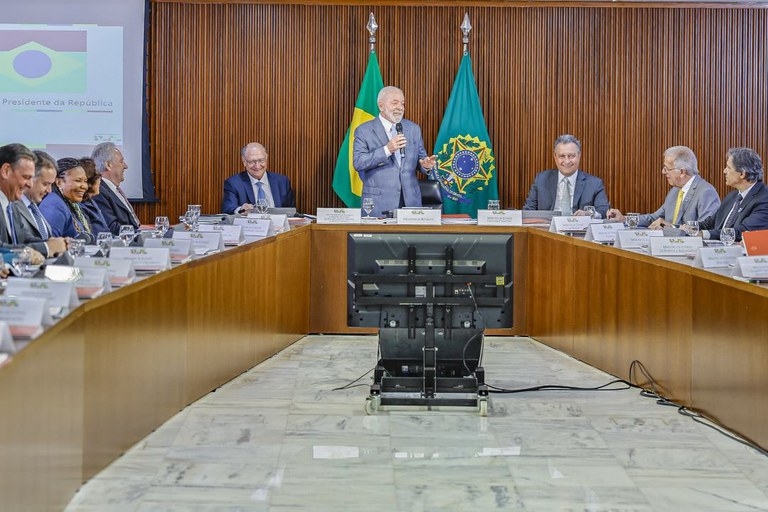 Primeiro ano de governo tem menor taxa de desemprego e aumento de repasses a estados