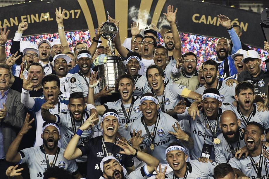 Grêmio dá show na Argentina e fatura o tri da Libertadores